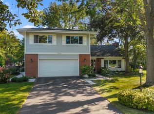 1943 Sunnyside Cir, Northbrook, IL 60062