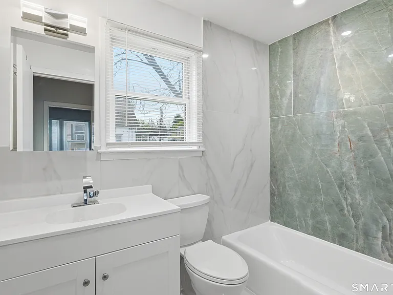 24 Hollow Wood Ln — Photo 10