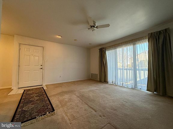 4th image of 405 Hickory Ct