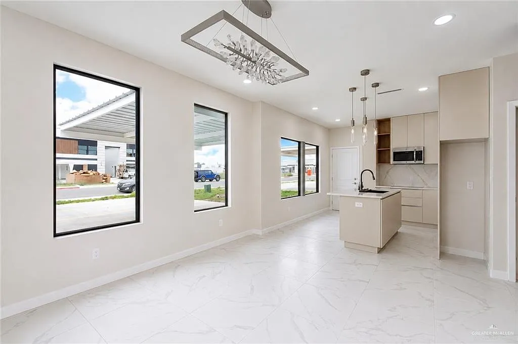 3 bed, 2.0 bath, 966 sqft, $1,600 — Photo 3