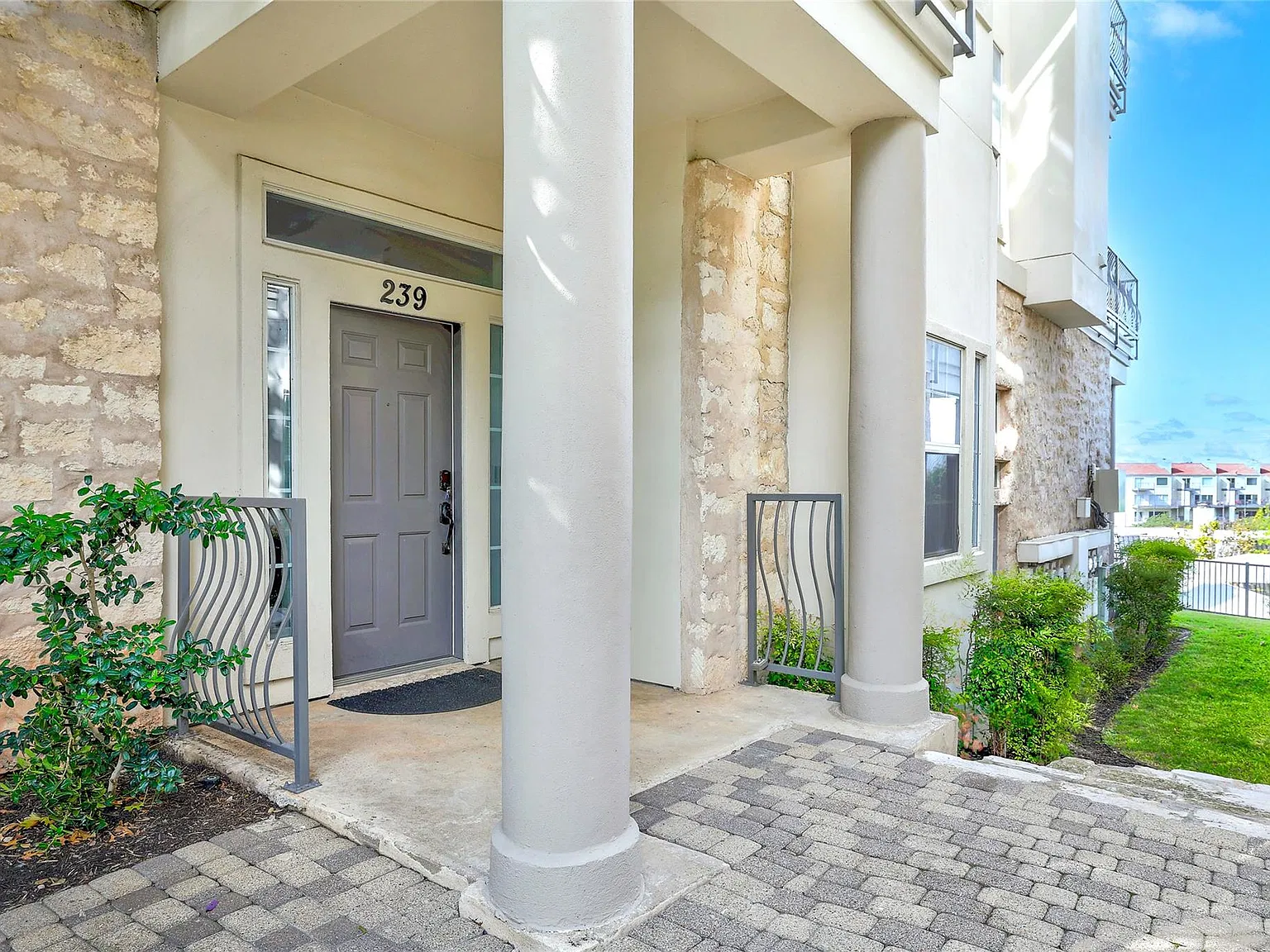 2 bed, 2.0 bath, 1204 sqft, $2,100 — Photo 2