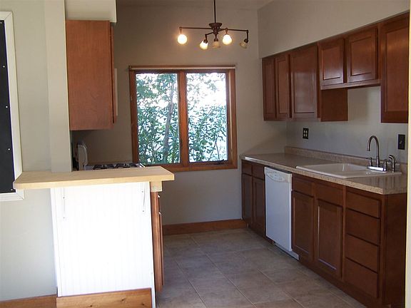 4th image of 908 G Ave