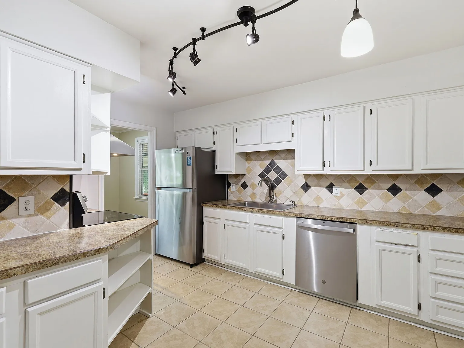 3 bed, 1025 sqft, $1,835 — Photo 3