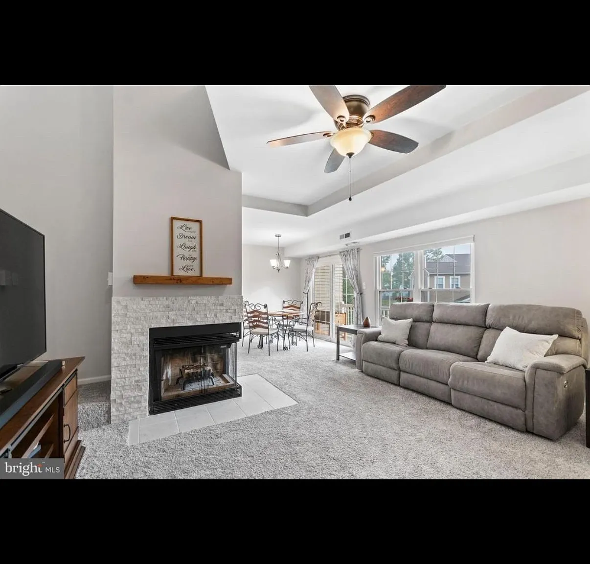 412 Ferris Ln — Photo 2