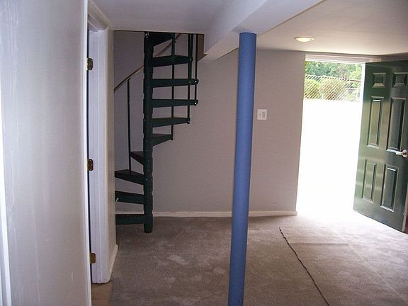 basement rec room w/ walk out