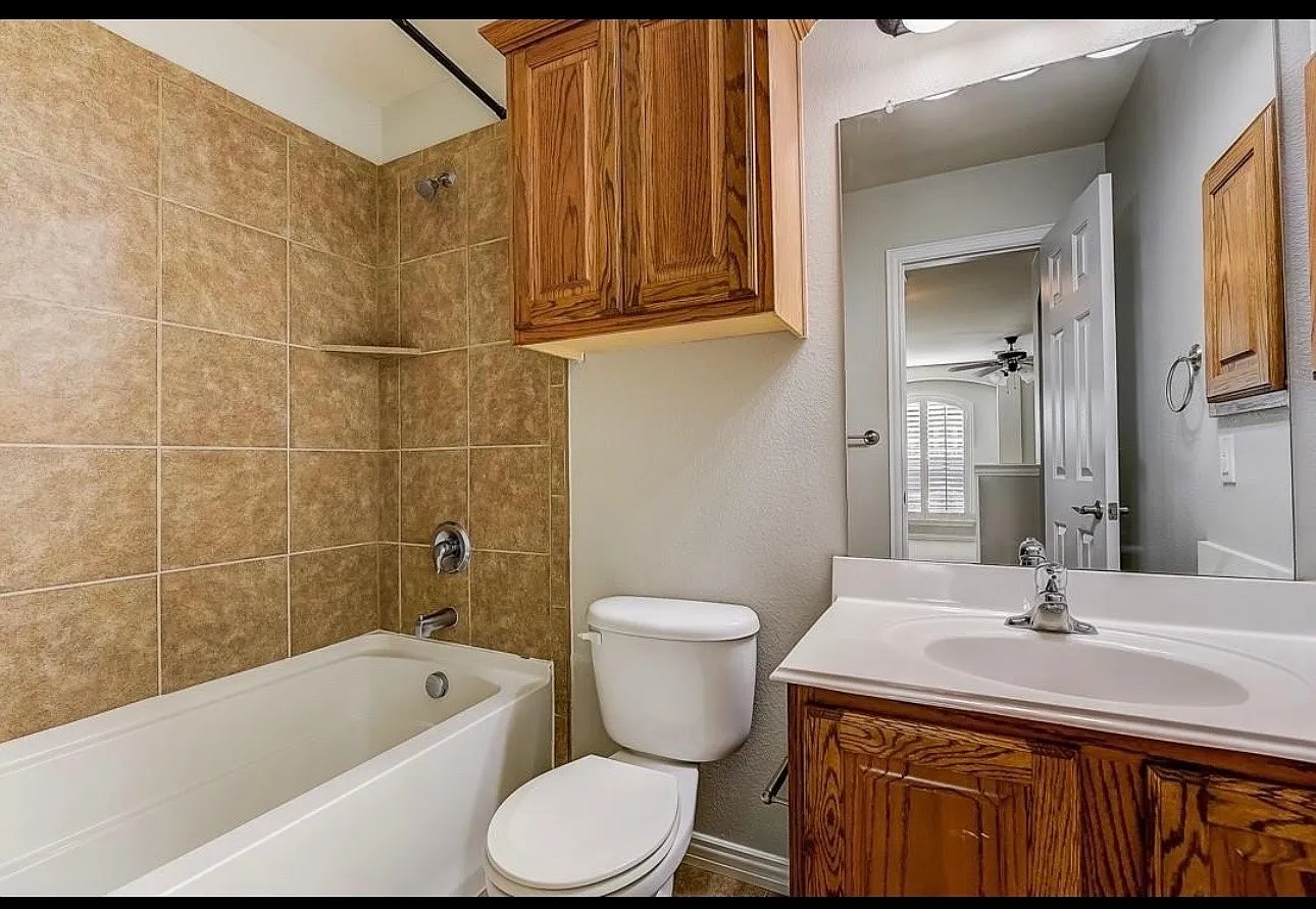 3 bed, 2002 sqft, $2,550 — Photo 2