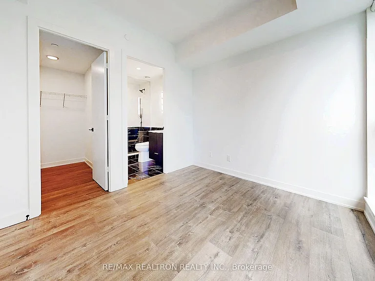 327 King St W #4105 — Photo 31