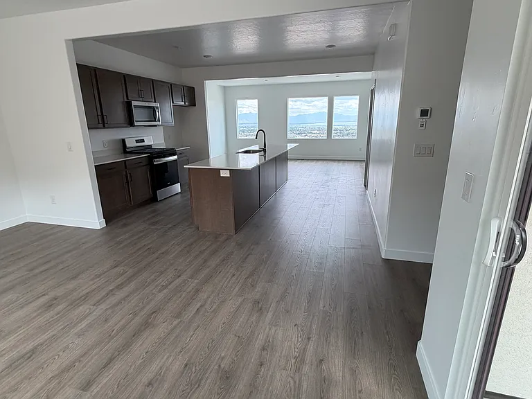 525 E Levengrove Dr — Photo 6