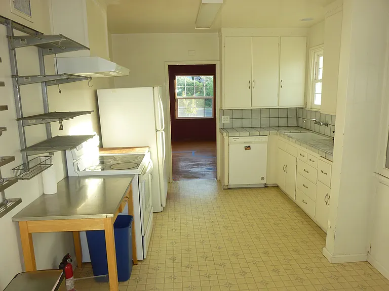 Stanley Ave — Photo 11