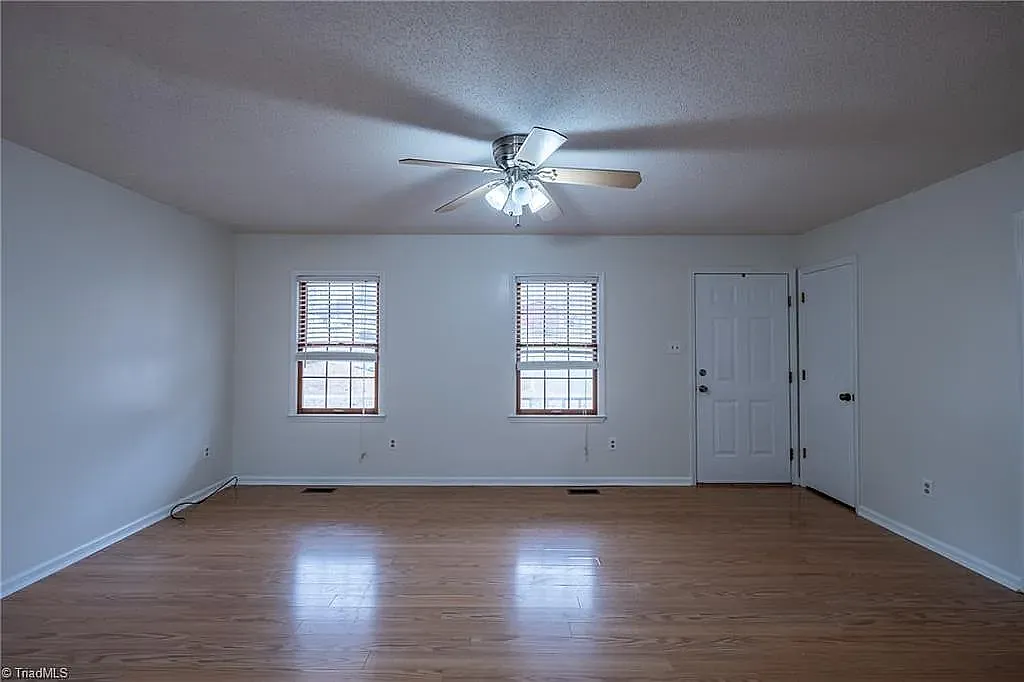 3 bed, 1140 sqft, $1,650 — Photo 3