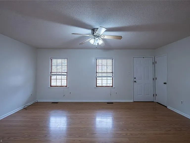 410 Riverton Ct — Photo 3