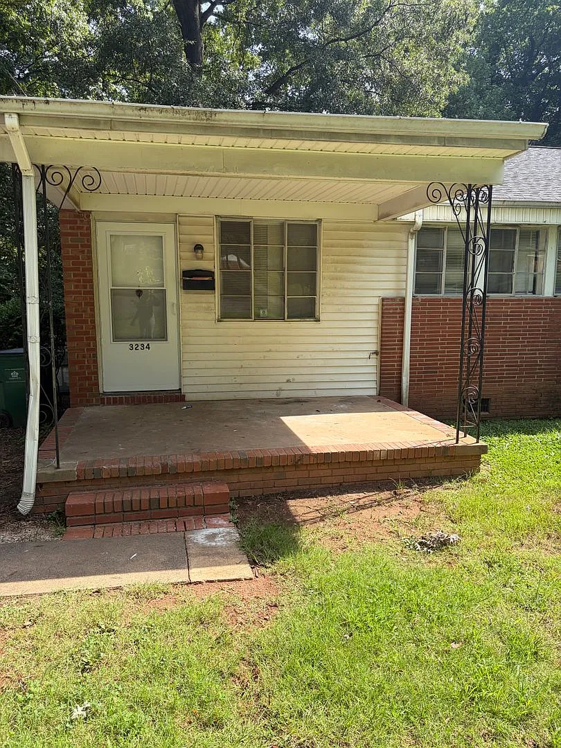 7 minutes away from Bank of America Stadium!! Move in Ready — Photo 2