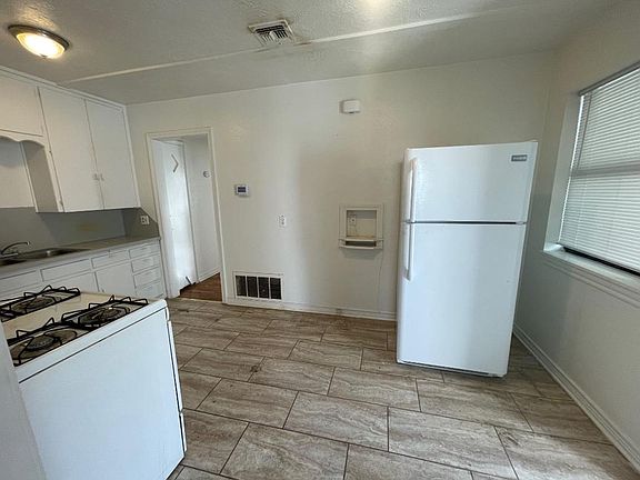 5th image of 1006 Arkansas St