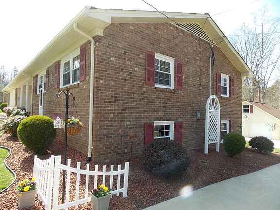 3rd image of 327 Brookwood Acres Dr