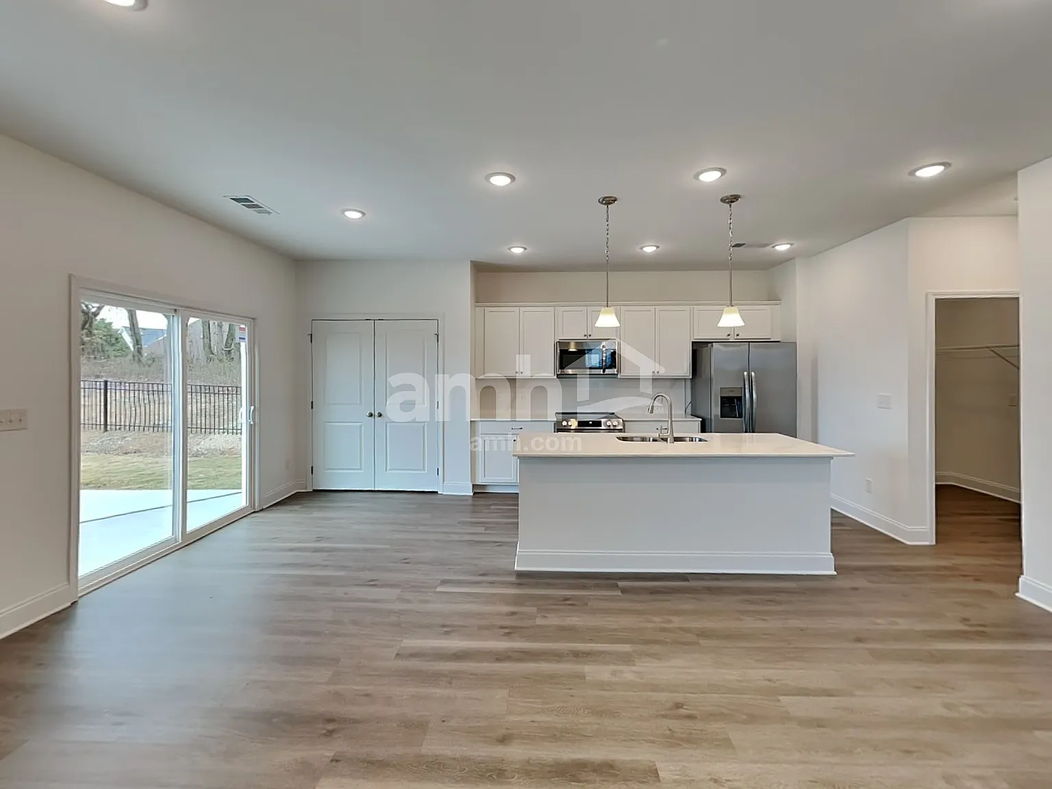 4 bed, 2.5 bath, 1977 sqft, $2,975 — Photo 3