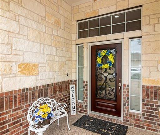 4th image of 2207 Fox Glen Ln