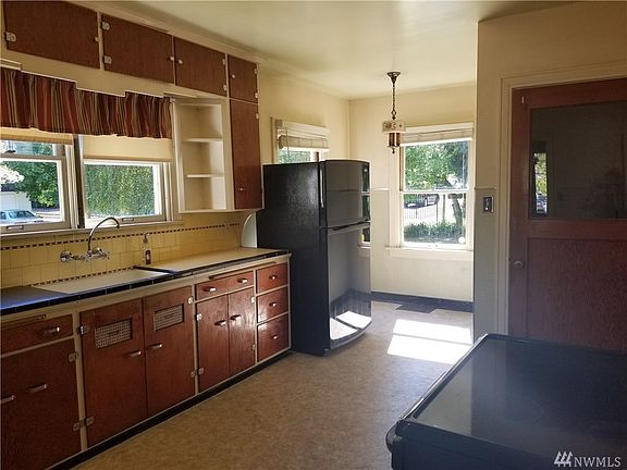 3rd image of 5820 Pacific Ave
