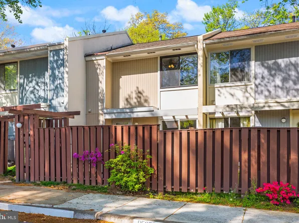 2389 Southgate Sq, Reston, VA 20191