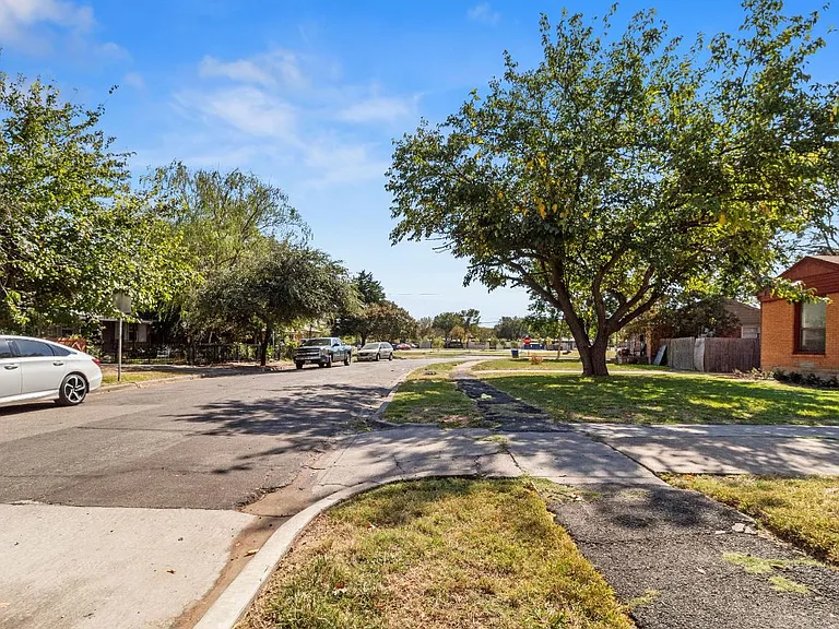 10911 Visalia Dr — Photo 19