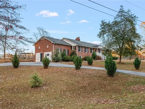 5811 Meadow Ln, Pfafftown, NC 27040