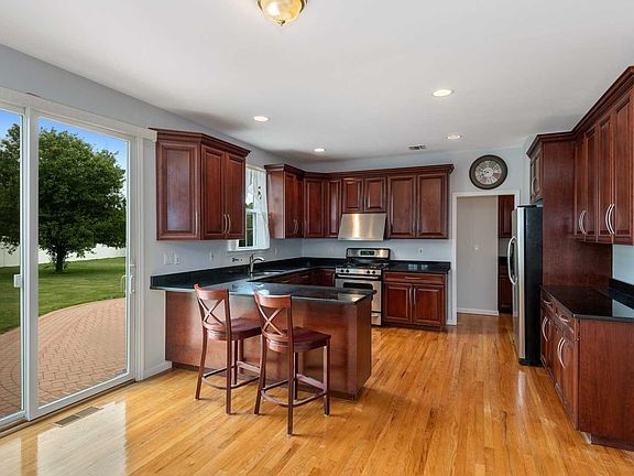 4th image of 7 Sycamore Dr