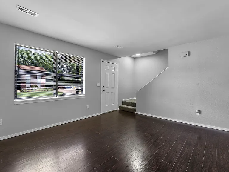 2563 Lisa Dr — Photo 4