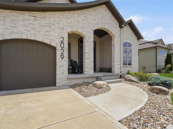 4th image of 2029 NE Bluestone Dr