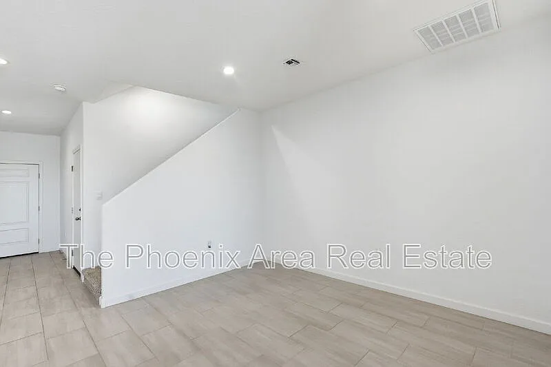 4 bed, 2.0 bath, 2490 sqft, $2,495 — Photo 2