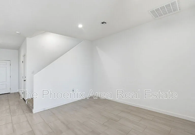 2761 W Seaver Ave — Photo 2