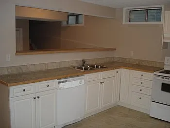 2 Bedroom Lower Suite with Private Laundry — Photo 4