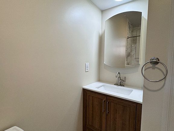 4th image of 276 Oak St #277