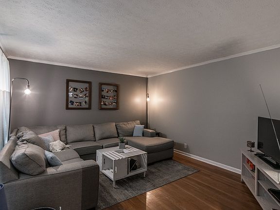 4th image of 676 Lake Terrace Dr
