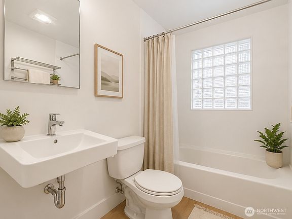 5th image of 3033 31st Avenue W