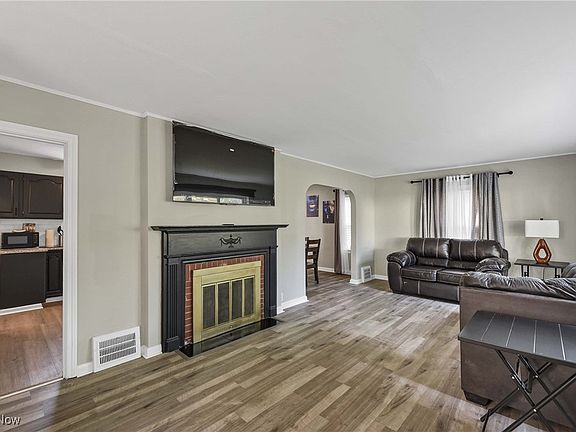 4th image of 16803 Walden Ave
