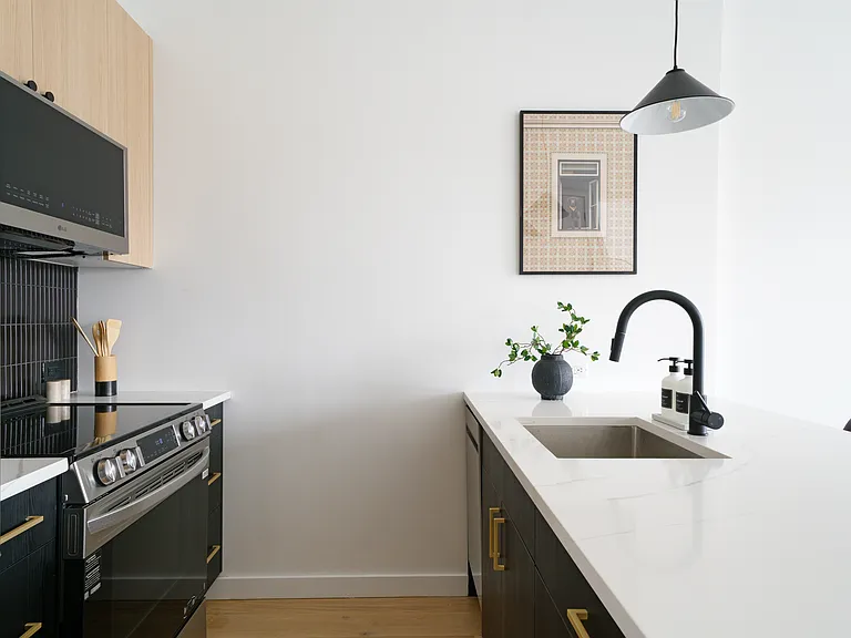 11-14 35th Ave #203 — Photo 25