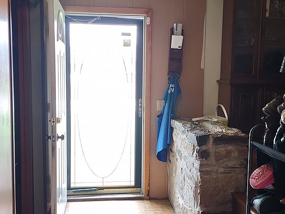4th image of 807 Woodale St
