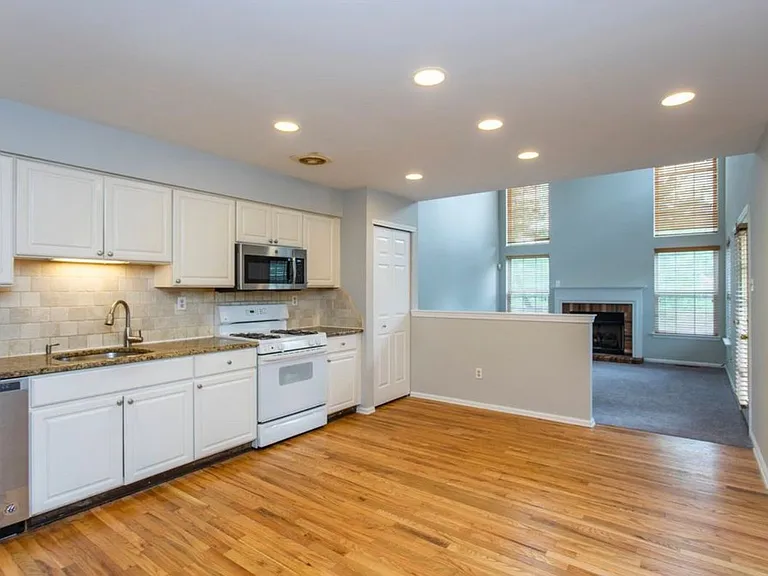 105 Farrington Ct — Photo 2