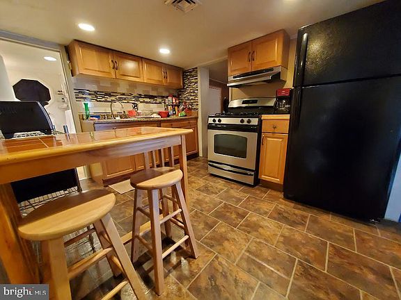 4th image of 134 Harwich St