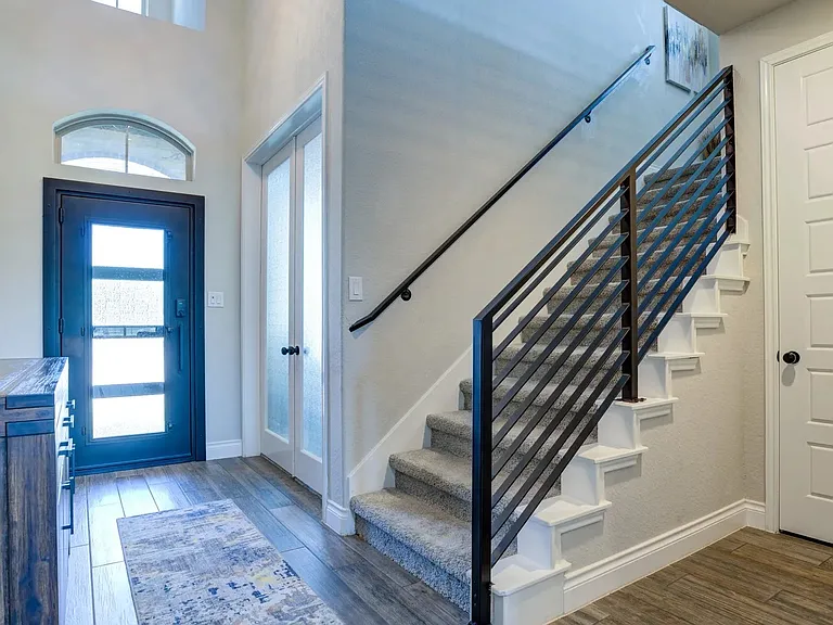 1222 Cadogan Squire — Photo 2