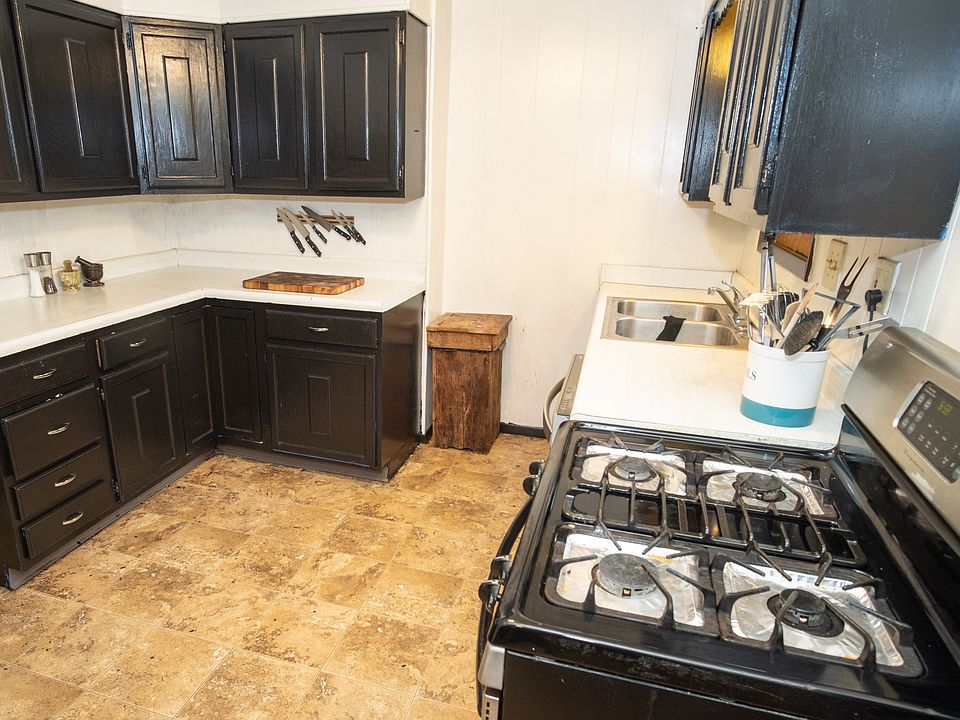 2nd image of 200 W Niobrara Ave