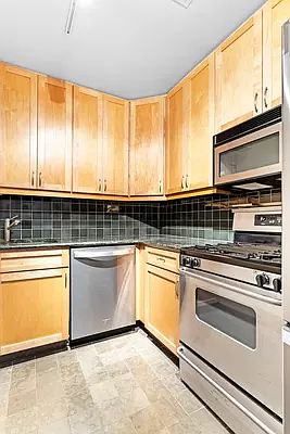 5th image of 250 Mercer St APT B803
