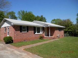 108 Greenbriar Dr, Greenwood, SC 29649