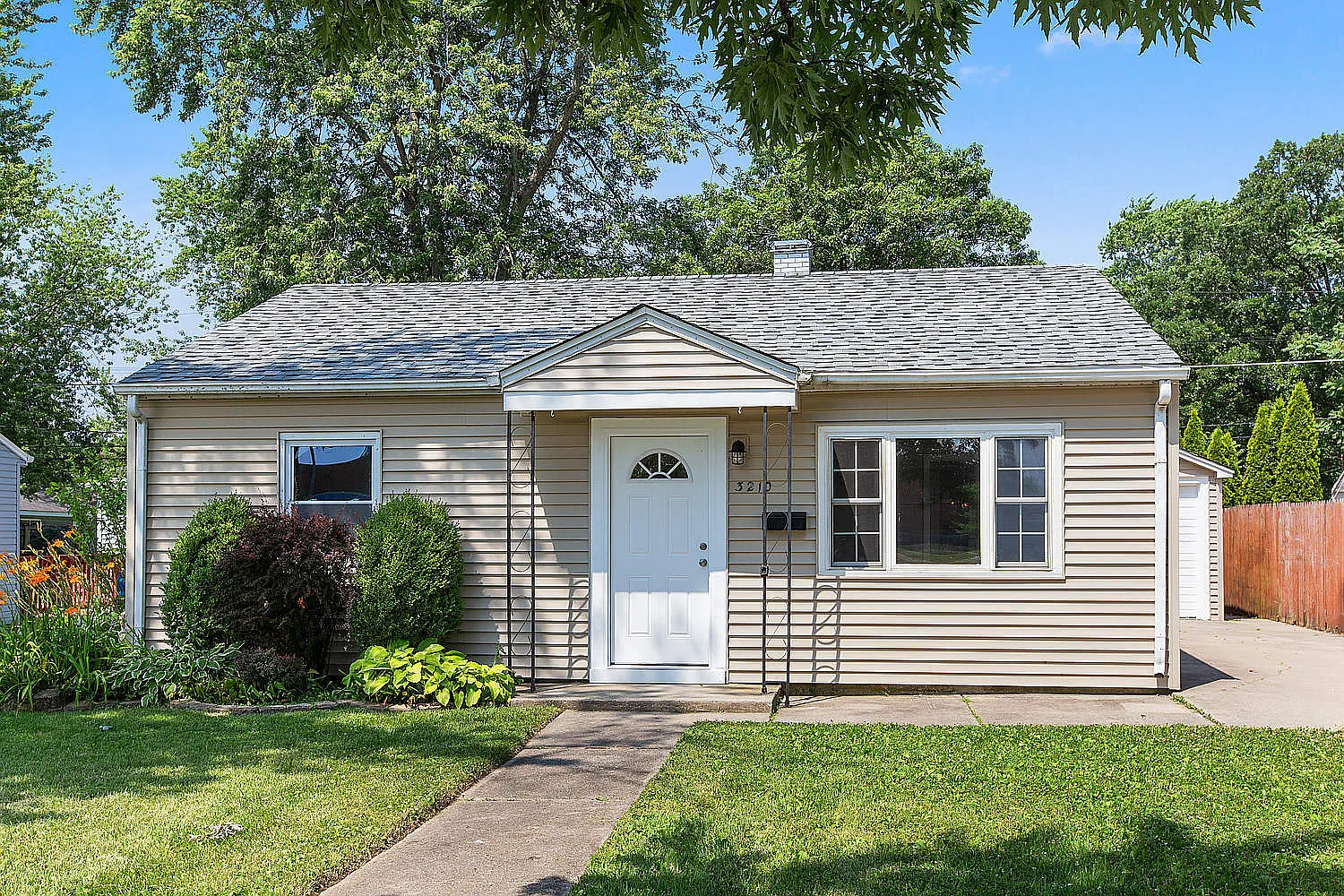 3210 Miller Ave photo 1