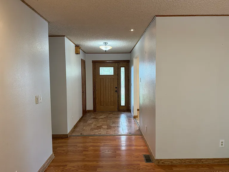 400 Fox Dr — Photo 2