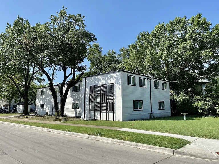 4734 Worth St — Photo 3