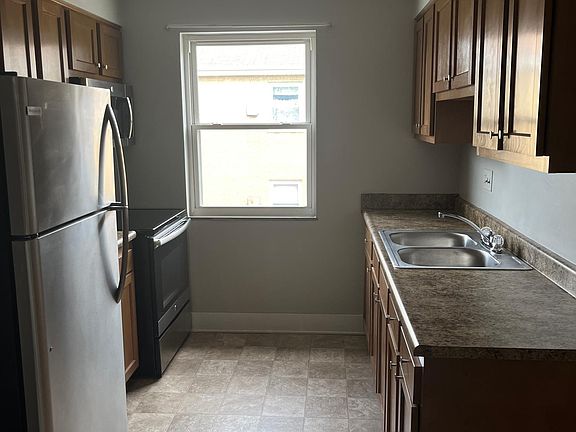 3rd image of 84 S Grand Ave