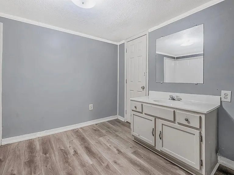 1219 N Parker St — Photo 15