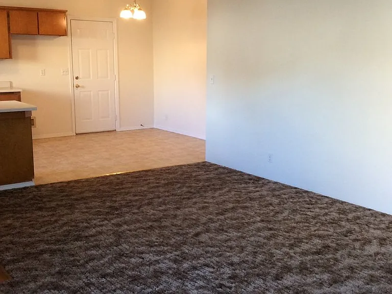 1099 SW G St — Photo 5