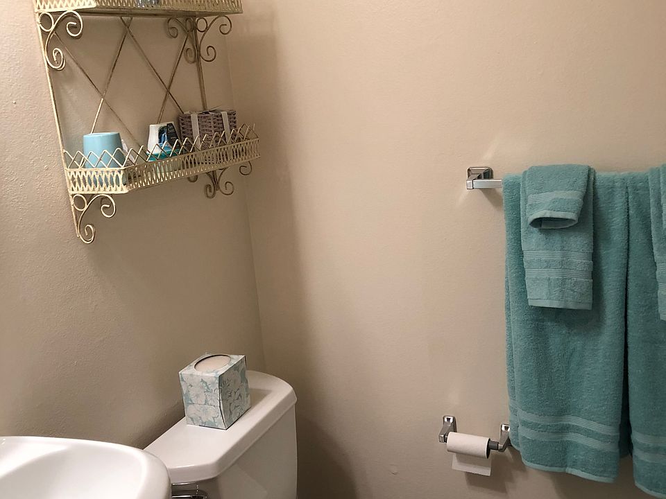 lovely bathroom with tub/shower combo