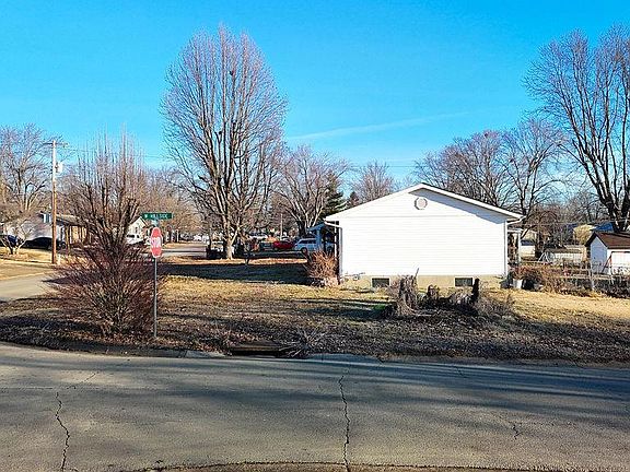 3rd image of 202 Meadowbrook Dr